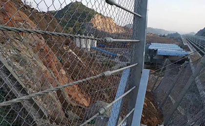 钢性防护网