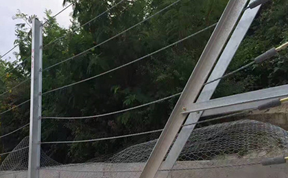 钢性防护网